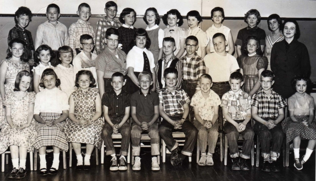 4th Grade at South Park
Sent to me by Paul Lee (top row, 3rd from the left)  Hes asking for everyone to fill in the names.